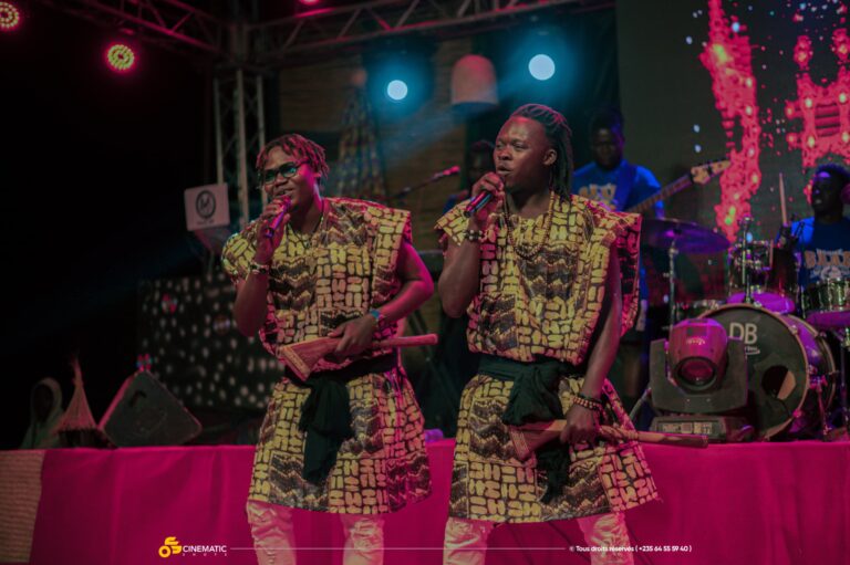 Le groupe Ngone Saar enflamme Pili Pili pour lancer leur série de concerts.