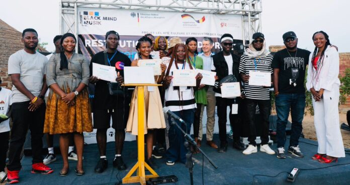 Photo de famille des apprenants et leurs attestations © Black Mind MusiK