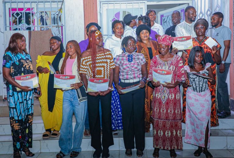 L&rsquo;association FEMALE encourage les jeunes entrepreneures avec un appui financier.